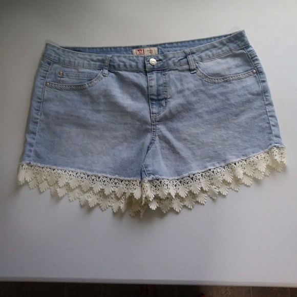 lei Pants - Juniors l.e.i. shorts. Size 17